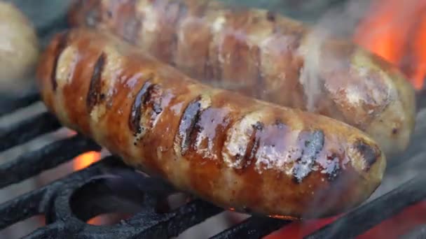 Extreme Nahaufnahme Von Fett Das Eine Wurst Herunterläuft Während Flammen — Stockvideo