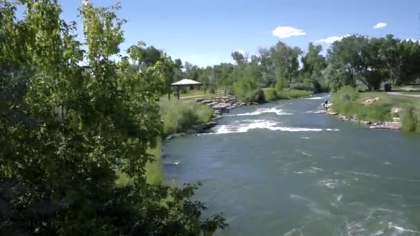 Direkt Über Das Flussabwärts Gelegene Wasserspiel Eines Wassersportparks Mit Einem — Stockvideo