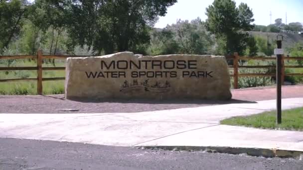 Montrose Parkı Rekreasyon Alanı Tabelasının Ortasından — Stok video