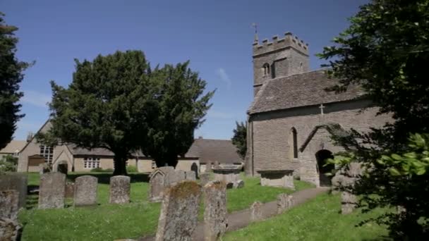 Стара Церква Надгробками Церква Котеджі Slider Shot Reveal — стокове відео