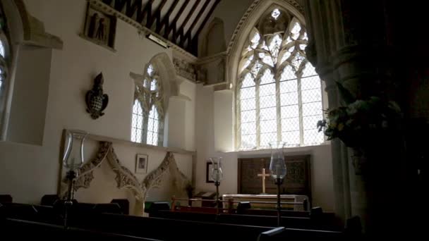 Alter Kirchenaltar Mit Großen Gotischen Fenstern Und Alten Kirchenbänken — Stockvideo