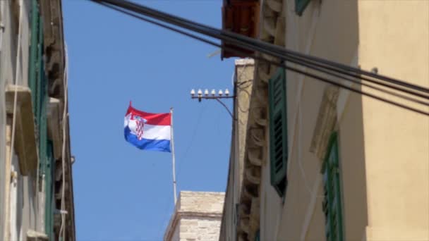 Kroatiska Nationalflaggan Rör Sig Slow Motion Vinden Skjuten Från Berättargränd — Stockvideo