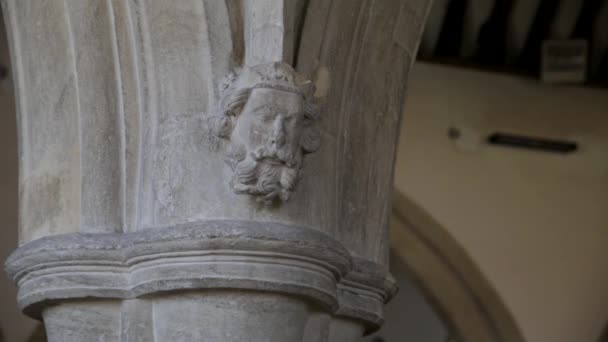 Каменная Резьба Короля Средневековой Церкви Закрыто — стоковое видео