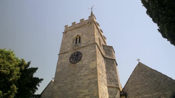 Antigua Torre Iglesia Con Reloj Veleta Torres Volando Bajo Shot — Vídeos de Stock