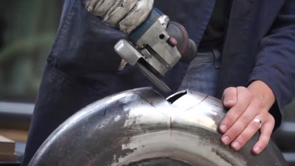 Draagbare Schijvenslijper Polijsten Van Een Gat Een Aluminium Buis — Stockvideo