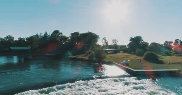 Puesta Sol Sobre Ola Del Río Con Surfistas Kayakistas Tren — Vídeo de stock