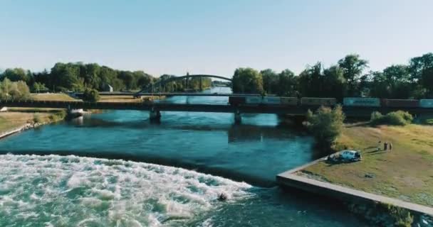Ποταμός Wave Surfers Kayakers Και Ένα Τρένο Που Διασχίζουν Μια — Αρχείο Βίντεο