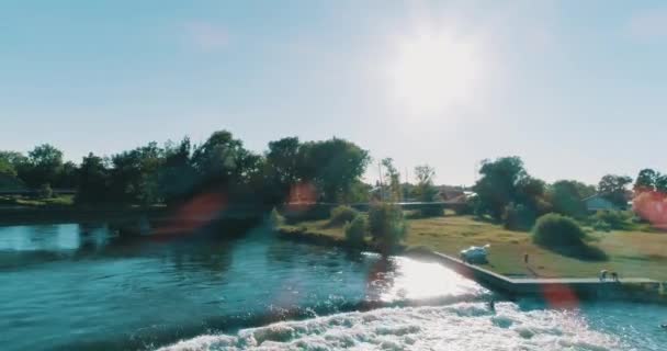 Drohnenschuss Eines Kajakfahrers Der Bei Sonnenuntergang Große Welle Surft — Stockvideo