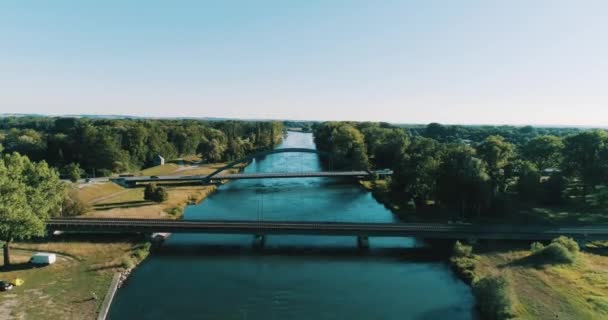 Drone Shot Rzeki Mostów Ogromna Fala — Wideo stockowe