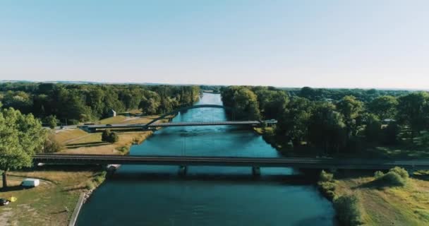 Drone Tiro Rio Com Pontes Uma Enorme Onda — Vídeo de Stock