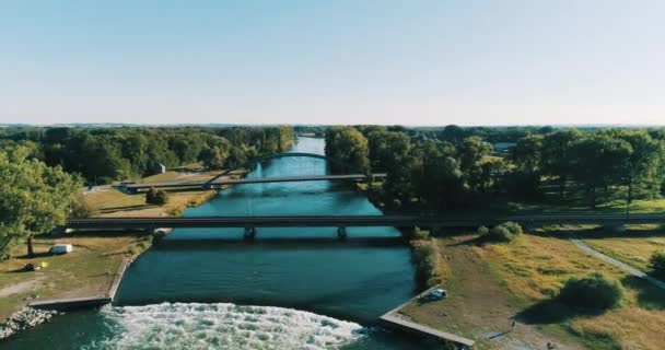 Riesige Flusswelle Mit Brücken Hintergrund Gesurft — Stockvideo