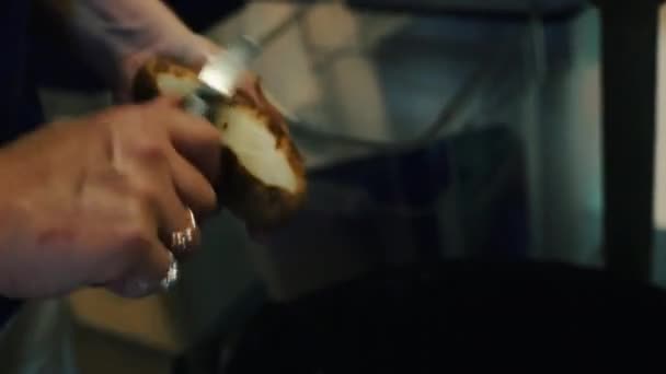 Mann Schält Eine Kartoffel Und Dann Einen Blick Auf Ungeschälte — Stockvideo