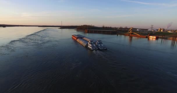 一大早一艘驳船在河里后的空中录像 — 图库视频影像