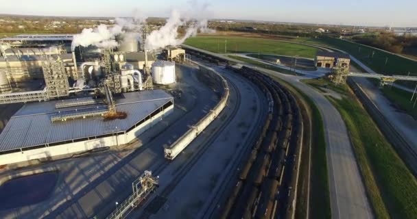 Flygbilder Panorering Runt Fabrik Med Massor Rör Rök Böljande Från — Stockvideo