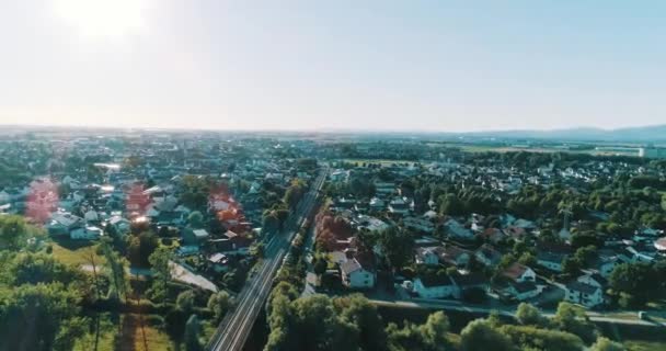 Malé Město Nachází Vedle Řeky Vlnou Mosty Přes — Stock video