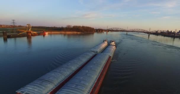 早朝に川の上をバージで飛行する空の映像と橋を背景に — ストック動画