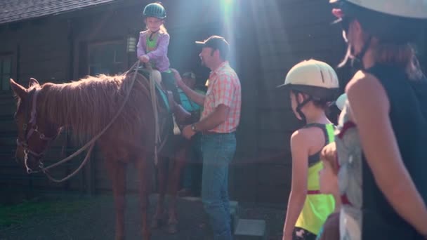 Mentre Una Ragazzina Siede Cavallo Responsabile Istruzioni Gruppo Bambini Riflessi — Video Stock