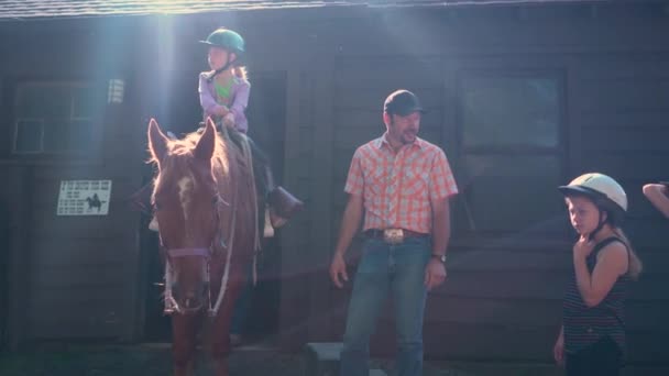 Steadicam Moves Horse Handler Gives Instruction Large Group Children Trail — Stock Video