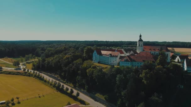 德国一座修道院左边的一架无人驾驶飞机在山顶上鸣枪 — 图库视频影像