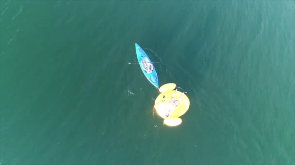 Adolescentes Divertindo Lago Com Caiaque Pato Inflável Grande Flutuante — Vídeo de Stock