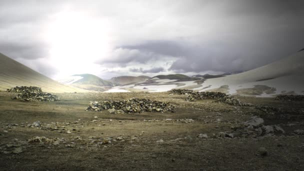 两名身份不明的妇女在冰岛一座山上搭起帐篷 时隔4000年 — 图库视频影像