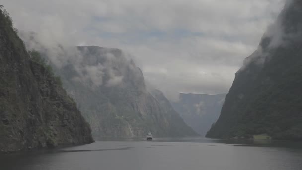 美丽的峡湾挪威 宽射击与船舶在距离跟踪射击 航海日志 — 图库视频影像