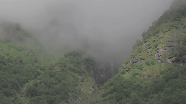 Vackra Fjorden Norge Låga Moln Spårning Skott Log — Stockvideo