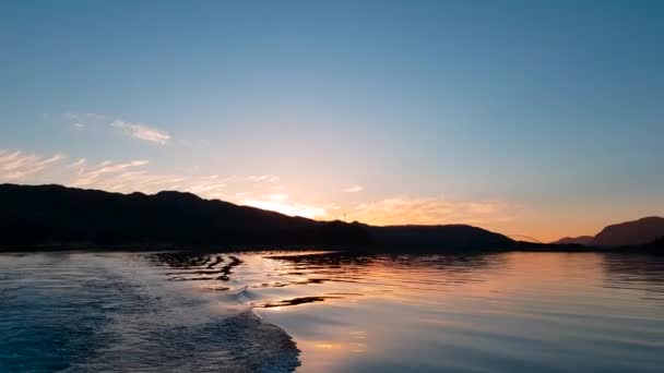 Kör Iväg Från Solnedgången Båten Kan Alla Färger Vattnet Från — Stockvideo