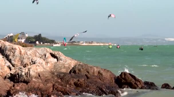 Surfistas Águas Azuis Lado Uma Praia Rochosa África — Vídeo de Stock