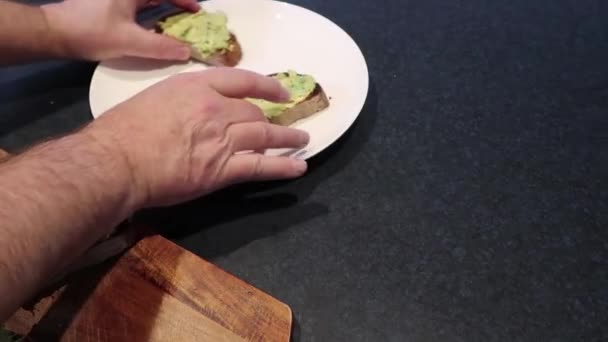 Toast Mit Avocado Auf Einen Teller Geben — Stockvideo