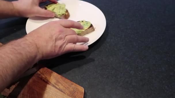 Poner Tostadas Con Aguacate Plato — Vídeos de Stock