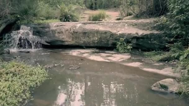Langzame Dolly Beweging Stromend Water Rotsen Een Waterval — Stockvideo