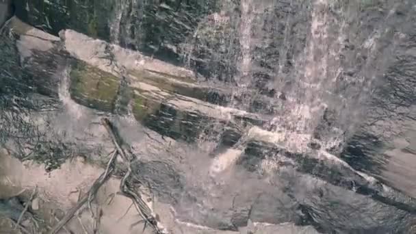 Movimiento Lento Muñeca Sobre Agua Corriente Las Rocas Una Cascada — Vídeos de Stock