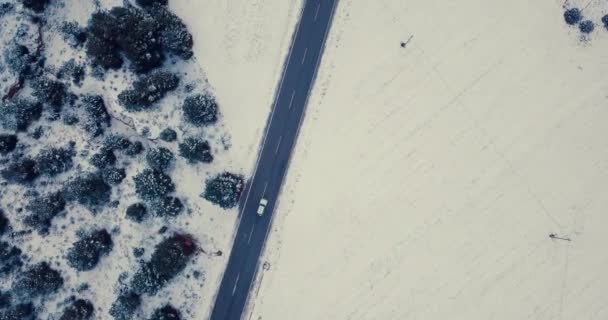 Dron Natáčí Auto Shora Sleduje Jak Jede Zasněžené Silnici — Stock video
