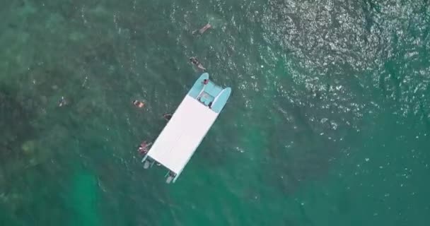 Drone Vista Aérea Barco Con Turistas Buceo Sitio Arrecife Coral — Vídeos de Stock