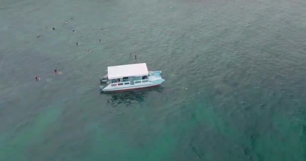 Drone Aerial View Boat Tourists Scuba Diving Coral Reef Site — Stock Video