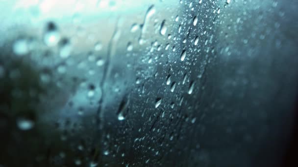 Großaufnahme Von Regentropfen Die Auf Ein Glasfenster Fallen — Stockvideo
