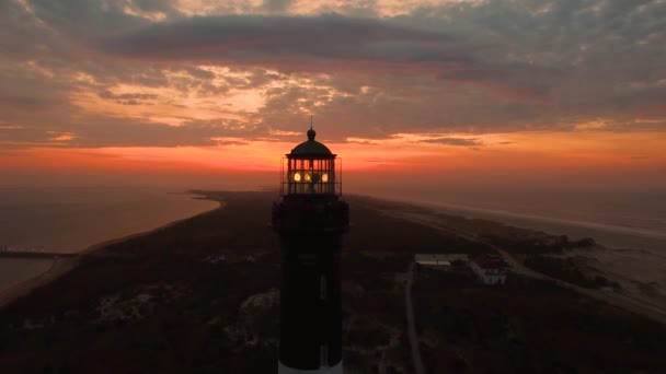 Zonsopgang Oever Met Een Vuurtoren Zoals Gezien Door Een Drone — Stockvideo