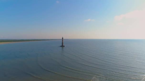 フォリービーチ チャールストン サウスカロライナ州およびその周辺地域のモリス島灯台の空中ドローン撮影 — ストック動画