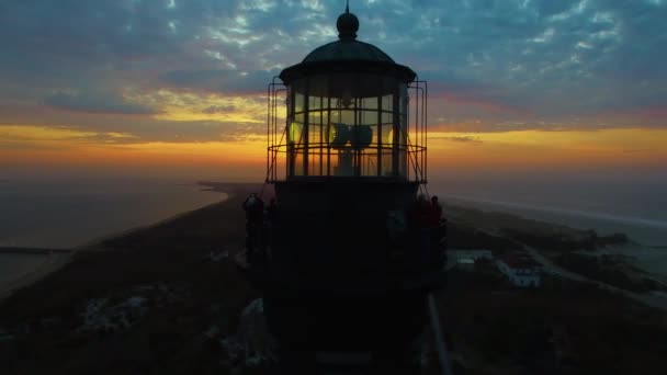 Salida Del Sol Orilla Con Faro Visto Por Dron — Vídeo de stock