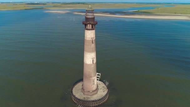 フォリービーチ チャールストン サウスカロライナ州およびその周辺地域のモリス島灯台の空中ドローン撮影 — ストック動画