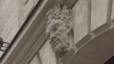 Paris binasında oyulmuş faun yüzün dönüşümlü görüntüsü
