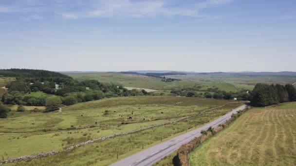 英国达特莫尔 一条铺面公路的空中变宽 穿过起伏起伏的山丘的乡村风景 — 图库视频影像