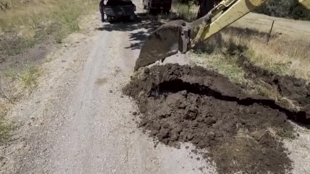 Backhoe Traktor Ásni Szivárgó Vízvezetéket Egy Meleg Napon — Stock videók