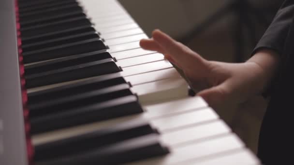 Criança Tocando Piano Elétrico Vista Lateral Menino Aprendendo Tocar Piano — Vídeo de Stock