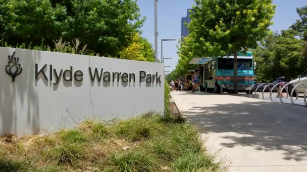 Klyde Warren Park Dallas Yemek Kamyonları — Stok video