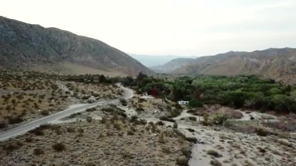 Abordagem Uma Cabine Aluguel Airbnb Perto Oásis Whitewater Preserve Perto — Vídeo de Stock