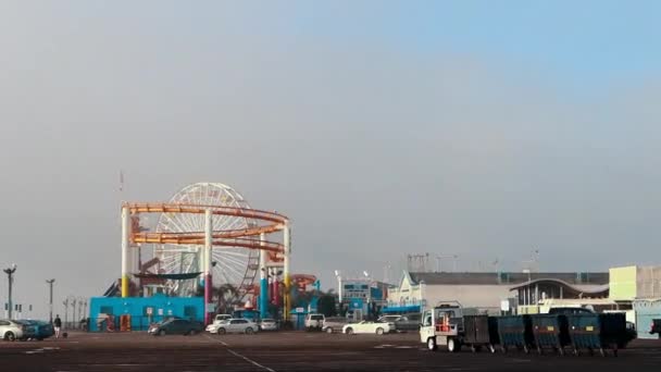 Camion Ordures Perd Ses Poubelles Sur Jetée Santa Monica — Video