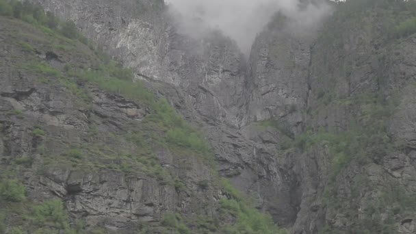 Piękny Fiord Norwegii Deep Crevasse Tracking Shot Log — Wideo stockowe