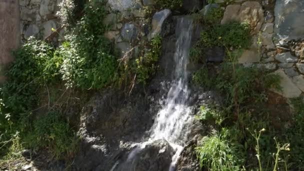 Mittlere Aufnahme Eines Kleinen Wasserfalls — Stockvideo